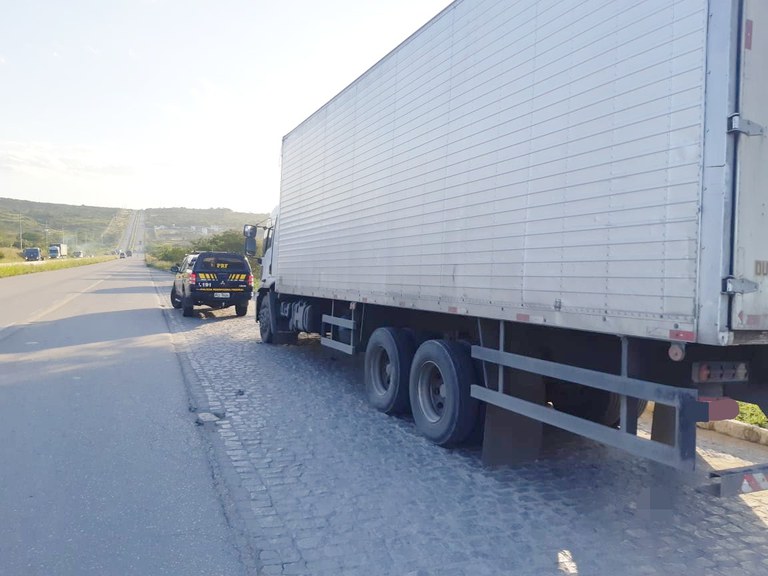 PRF e 1° BIEsp recuperam carga de aguardente roubada em Caruaru