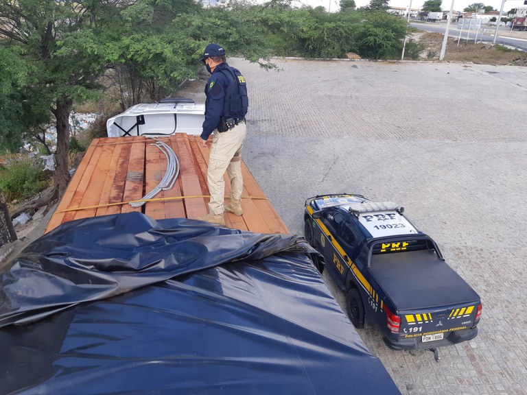 PRF retém caminhão carregado com madeira irregular em Sertânia