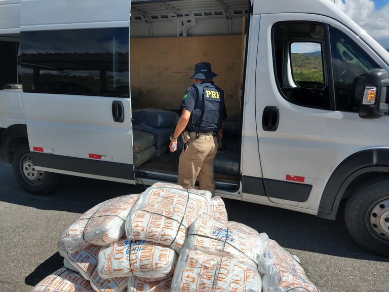 PRF retém carga com meio milhão de sacolas plásticas sem nota fiscal em São Caetano