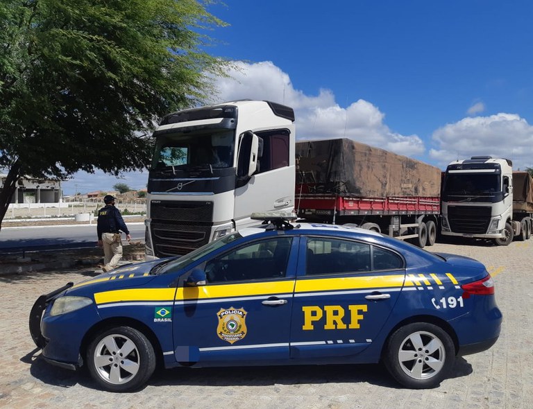 PRF retém cargas de milho e de madeira irregulares em Sertânia