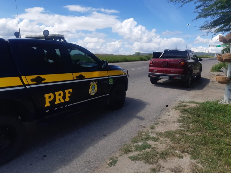 Homem é detido com caminhonete roubada e documento adulterado em Caruaru