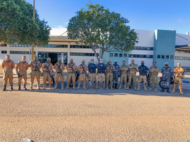 PRF realiza escolta do presidente do Superior Tribunal Militar em Petrolina
