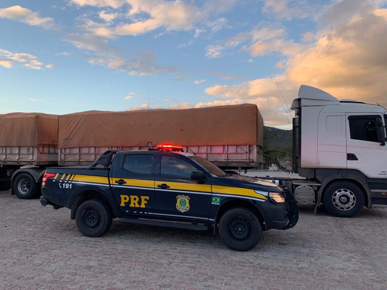 PRF retém caminhão com 55 toneladas de farelo de trigo irregular em Sertânia