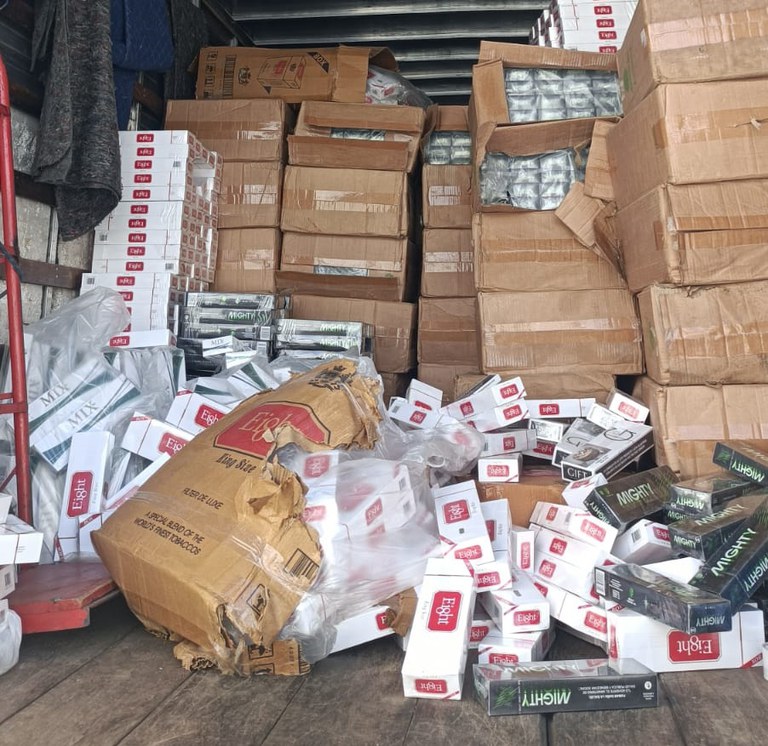 PF e PRF detêm homem com 82,5 mil maços de cigarro estrangeiro em Arcoverde