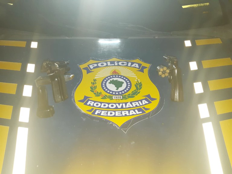 PRF apreende armas e suspeitos de assaltar comerciantes em Caruaru