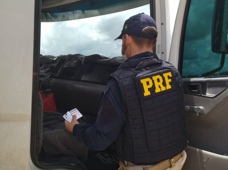 Motorista é autuado pelo porte de 26 comprimidos de “rebite” em Serra Talhada