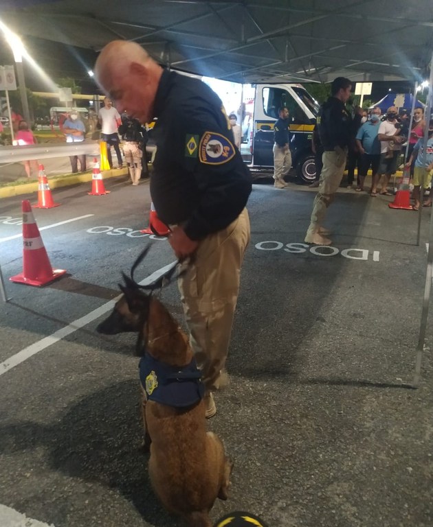 Pioneiro do GOC na PRF participa de ação em shopping de Aracaju