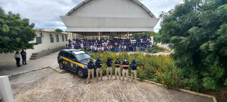 PRF alcança mais de mil estudantes durante Operação Caroá no Sertão de Pernambuco