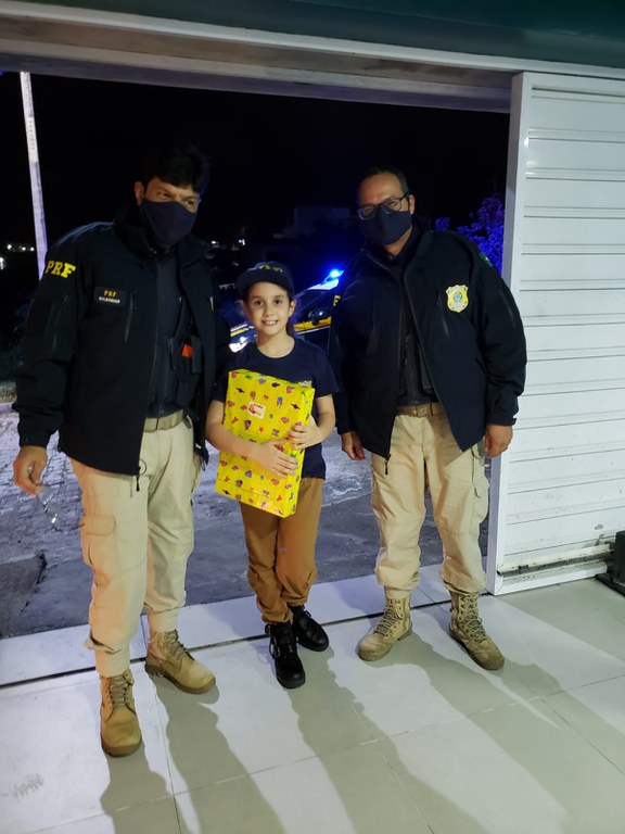 Menina que sonha em ser PRF comemora aniversário com festa temática em Caruaru