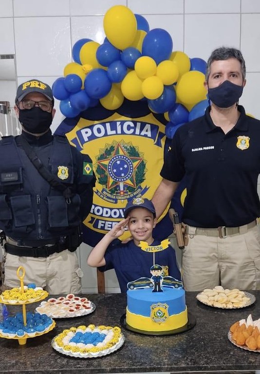 Menino de 6 anos que sonha em ser PRF comemora aniversário com policiais em Garanhuns