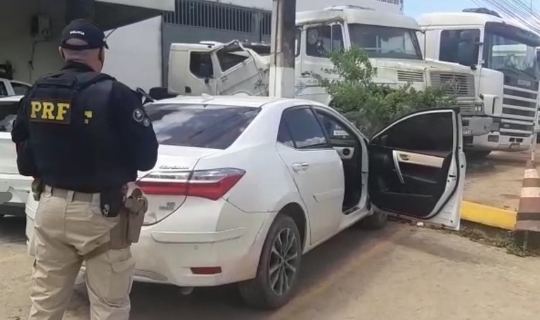PRF detém homem com carro de luxo roubado em Escada