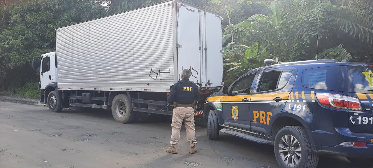 PRF e PCPE detêm suspeitos de roubo a carga na BR 101, em Jaboatão dos Guararapes