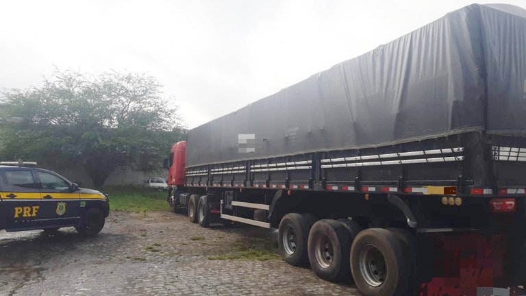 PRF retém caminhão com 41 m³ de madeira irregular em São Caetano