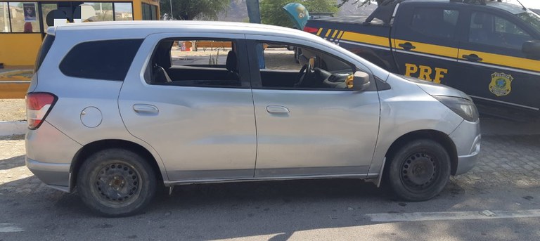 Homem é detido pela PRF em Sertânia, após comprar carro roubado em loja do Recife