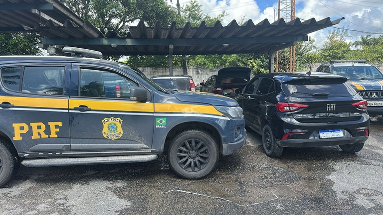 Carro clonado é recuperado pela PRF em Jaboatão dos Guararapes