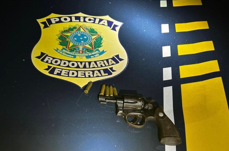 Dupla bate em viatura e é detida com arma e moto roubada no Ibura