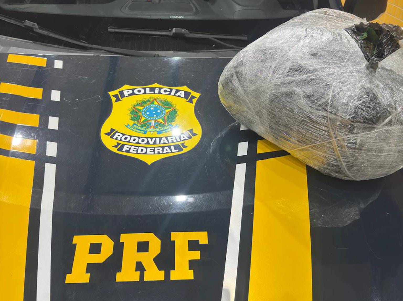 PRF apreende maconha embaixo de estepe de carro em Petrolina