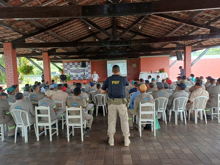 PRF realiza palestra sobre transporte de cana-de-açúcar na Zona da Mata Norte de PE