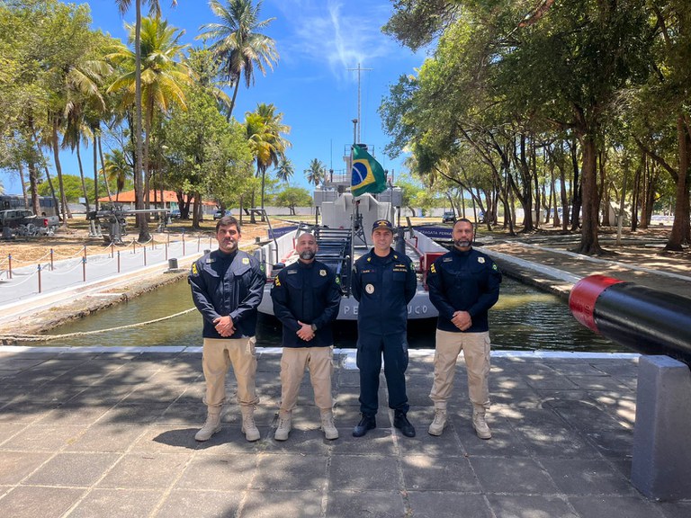 PRF realiza visita à Escola de Aprendizes de Marinheiro