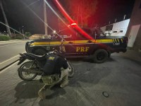 Moto roubada é recuperada pela PRF e condutor embriagado é preso após tentar fugir da fiscalização