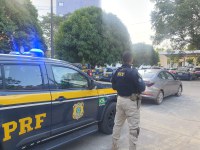 Homem com passagem por tráfico de drogas é preso pela PRF conduzindo veículo com registro de apropriação.