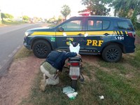 Mulher que circulava com moto adulterada é presa após apresentar documento falso à PRF