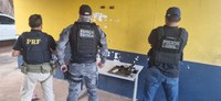 PRF no Piauí, com apoio da FICCO, realiza a prisão de um homem e uma mulher com arma de fogo e objetos produtos de furto