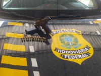 PRF prende homem por porte ilegal de arma de fogo na BR 343, em Piripiri (PI)
