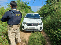 Após ser roubado e abandonado, carro é recuperado pela PRF