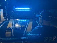 PRF no Piauí prende dois homens por porte ilegal de arma de fogo de uso restrito em Picos (PI)