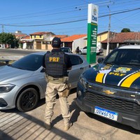 PRF no Piauí recupera carro e prende homem com mandado de prisão por tráfico