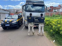 PRF recupera caminhão roubado durante fiscalização em Picos (PI)