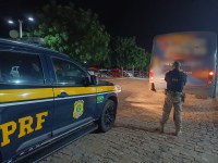 PRF flagra motorista de ônibus transportando estudantes sem qualificação adequada em Picos