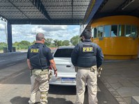 PRF recupera carro roubado durante fiscalização em Floriano (PI)