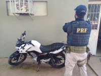 PRF recupera motocicleta furtada durante fiscalização em Corrente (PI)