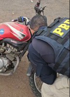 PRF recupera motocicleta adulterada e com registro de roubo em Teresina