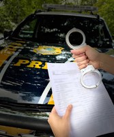 PRF prende homem com mandado de prisão por homicídio, receptação e porte de simulacro de arma de fogo em Floriano (PI)