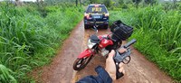 PRF prende homem com mandado de prisão por roubo e recupera motocicleta que havia sido roubada momentos antes.