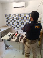 PRF APREENDE ARMAS, MUNIÇÕES E ACESSÓRIOS DURANTE FISCALIZAÇÃO NA BR-135, EM BOM JESUS (PI)