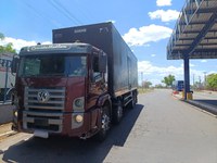 Caminhão é autuado por poluição durante fiscalização da PRF