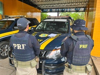 PRF prende passageiro com mandado por roubo durante fiscalização em ônibus no Piauí