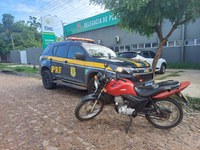 PRF recupera motocicleta roubada e apreende veículo adulterado durante fiscalização em Piripiri