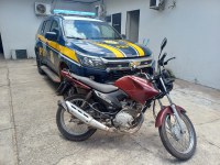 PRF recupera motocicleta roubada e prende homem por falsa identidade e mandado de prisão em aberto na BR-343 em Teresina (PI)