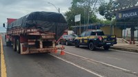 PRF apreende carga de madeira transportada sem licença válida em Parnaíba