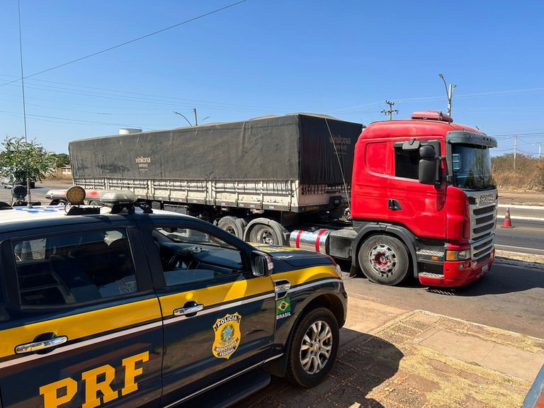 PRF intercepta caminhoneiro realizando manobras perigosas após denúncia em Picos (PI)..jpeg