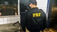 PRF prende homem acusado de roubo e apreende arma de fogo artesanal