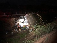 Caminhoneiro se envolve em acidente grave e PRF encontra 137 unidades de anfetaminas na cabine do veículo