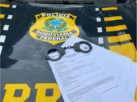 PRF cumpre mandado de prisão na BR 135 e prende homem de 56 anos foragido da justiça