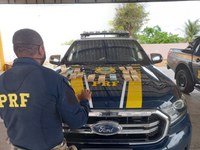 PRF apreende aproximadamente 75 mil reais durante fiscalização em um veículo em Inhuma/PI