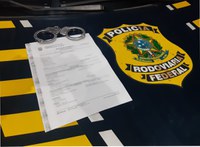 PRF cumpre mandado de prisão na BR 343 em Piripiri e prende homem que estava foragido da Justiça do Ceará.